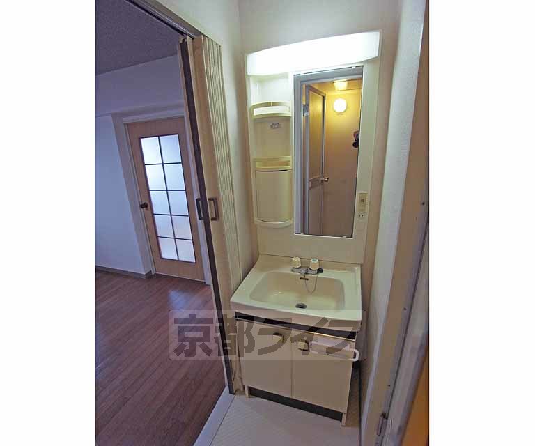 洗面設備　便利な洗面台です。