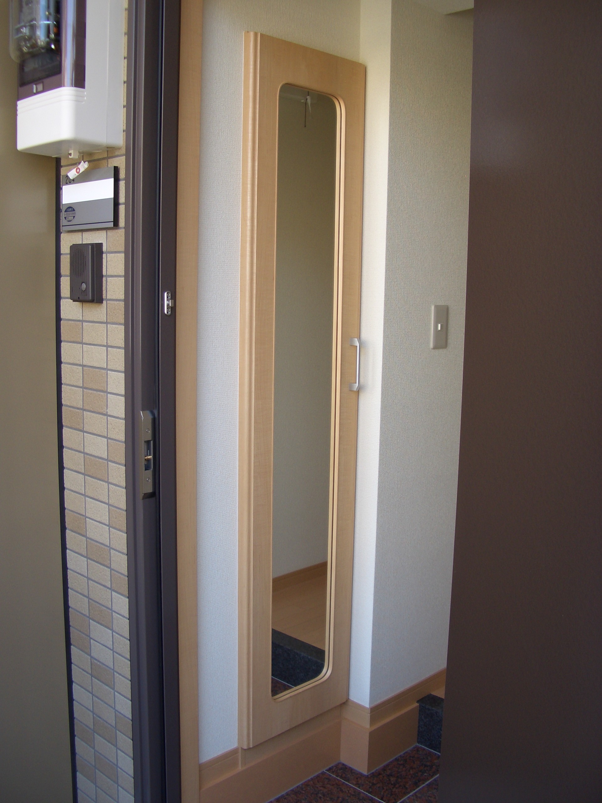 玄関　姿見付のシューズボックス