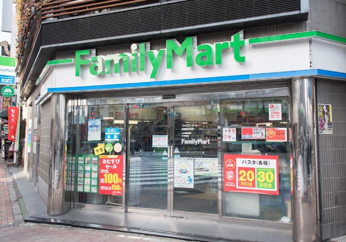 コンビニ　ファミリーマート 目黒駅北店（コンビニ）まで633m