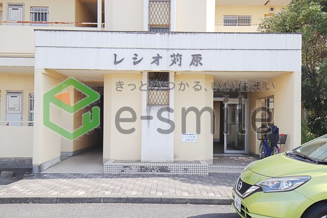 エントランス　落ち着いたエントランスです