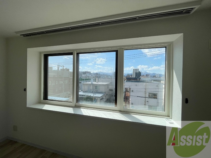 バルコニー　窓が沢山あると日がたっぷり入って気持ち良いですよね！