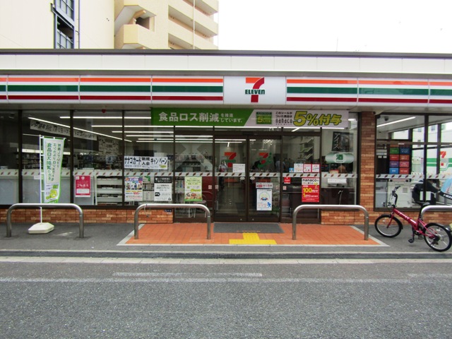 コンビニ　セブンイレブン（コンビニ）まで650m