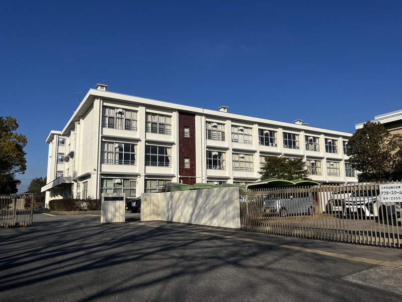 小学校　三木市立緑が丘東小学校（小学校）まで705m