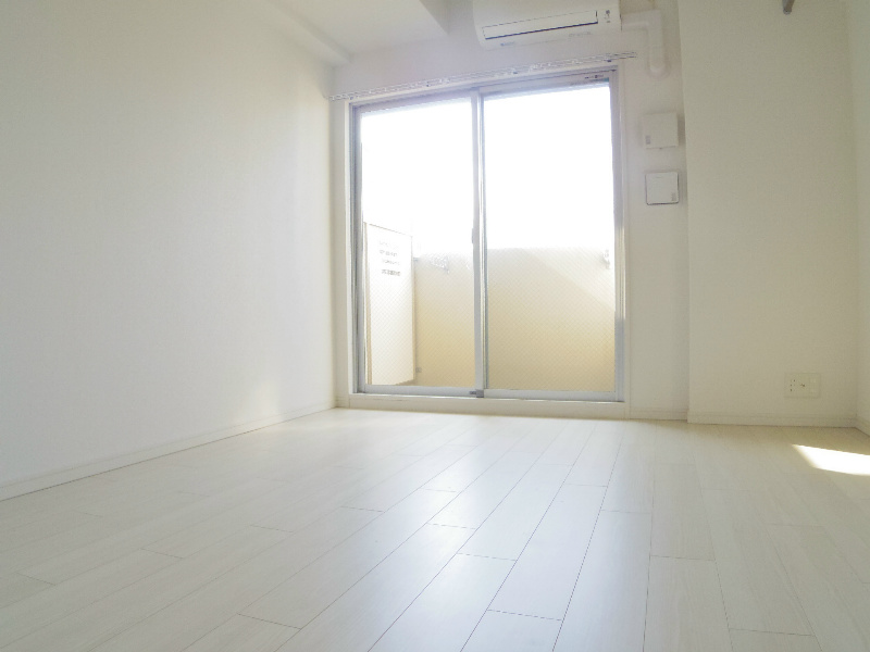 居室・リビング　白ベースの明るいお部屋