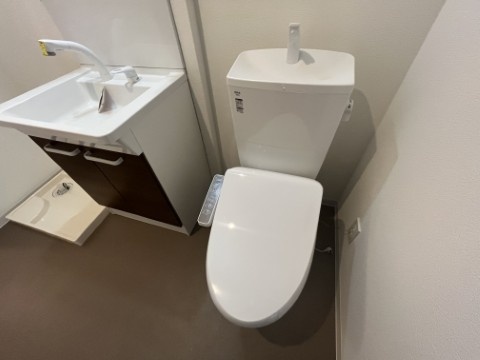 トイレ　別部屋参考写真となります