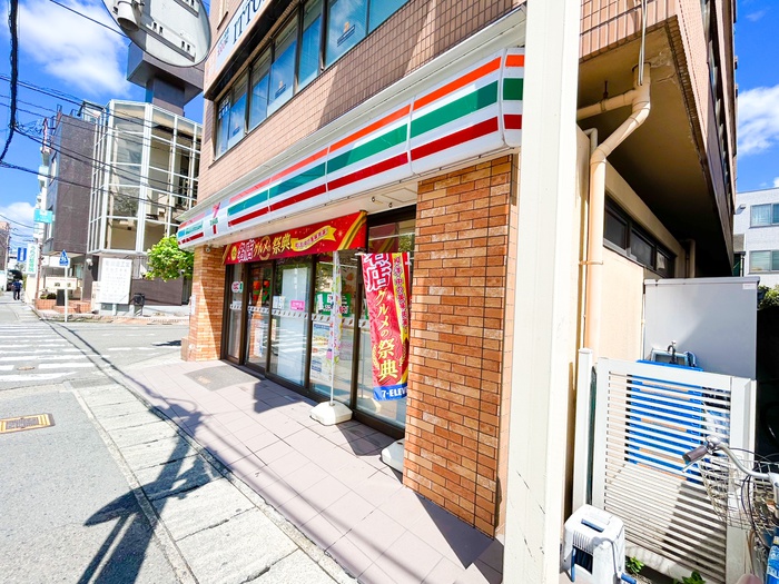 コンビニ　セブンイレブン（コンビニ）まで118m