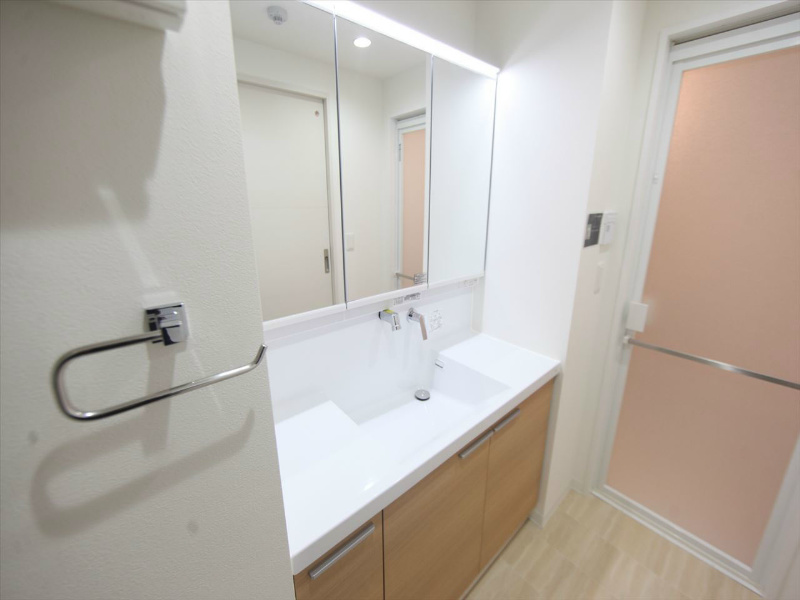 洗面設備　脱衣所　独立洗面台（シャンプードレッサー付）収納スペース有