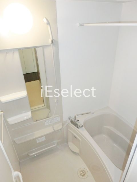 バス・シャワールーム　キレイなバスルーム。浴室乾燥も付いているので洗濯物も乾きま…