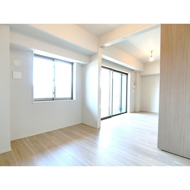 その他部屋・スペース　リビング横の５帖洋室は仕切りを開けると広い空間になります　※