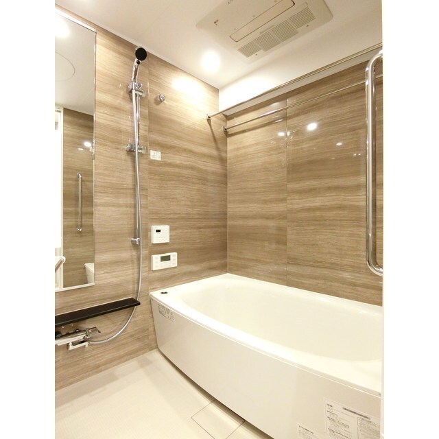 バス・シャワールーム　追焚機能、浴室乾燥、大型バスタブで日々の疲れを洗い流せます