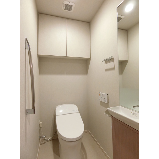 トイレ　収納棚、洗面台付きのトイレ　※別号室参考写真