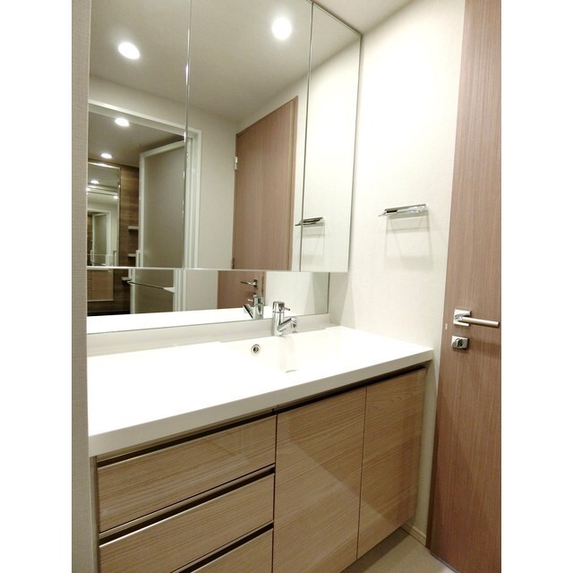 洗面設備　大きな鏡の洗面台　※別号室参考写真