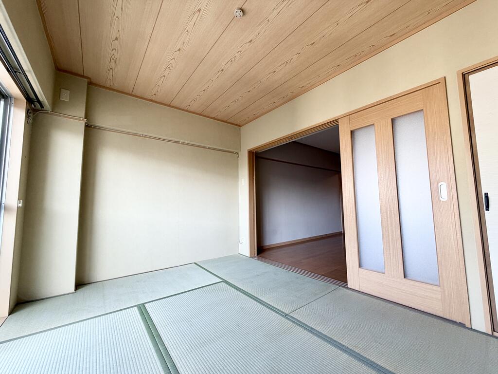 その他部屋・スペース　リビング横の便利な和室6帖。ふすまを開ければLDKとつながる
