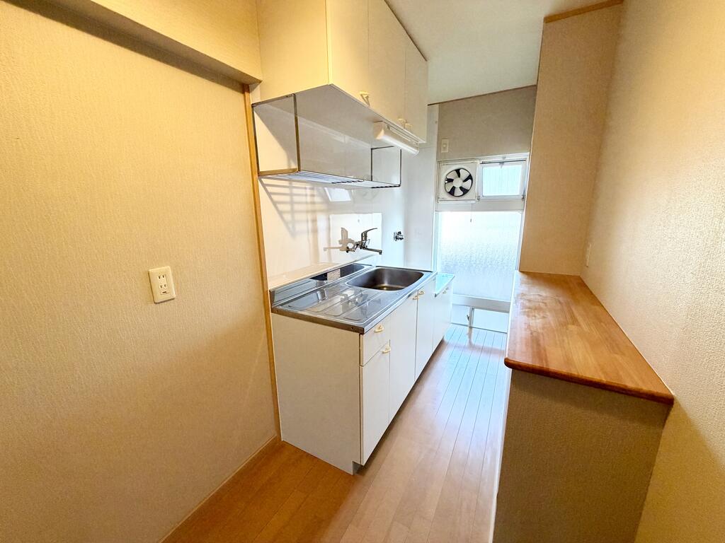 キッチン　上下の収納棚で、調理器具やストック品もスッキリ片付きます。