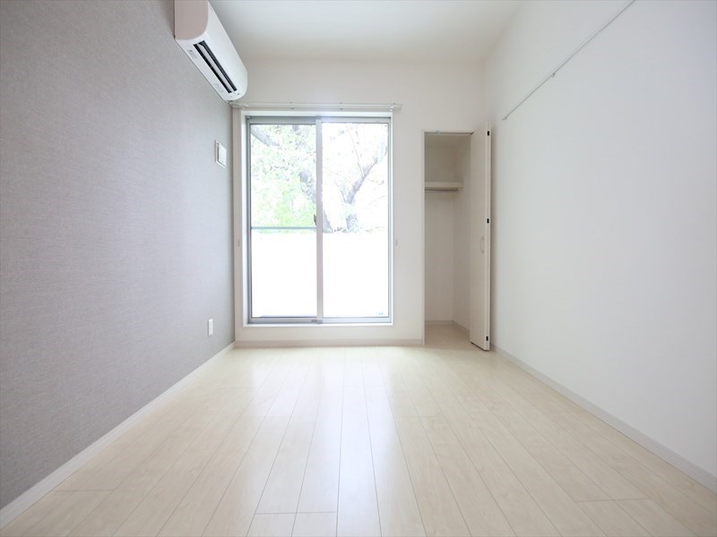 バルコニー　洋室5.3帖　ロフト6.1帖（収納にも寝室にも使えます）