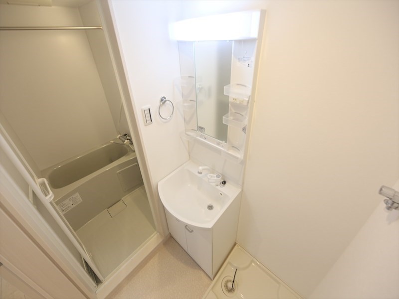 洗面設備　脱衣所　独立洗面台（シャンプードレッサー付）収納スペース有