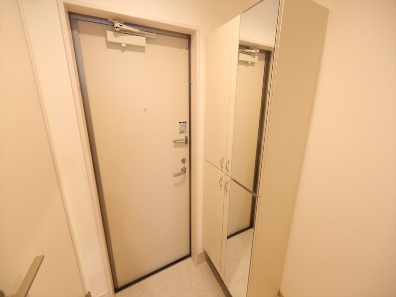 玄関　玄関　シューズボックス　姿見鏡付き（収納充実してます）