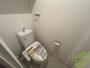 トイレ　トイレには温水洗浄便座がついています。上段に棚もありますね。