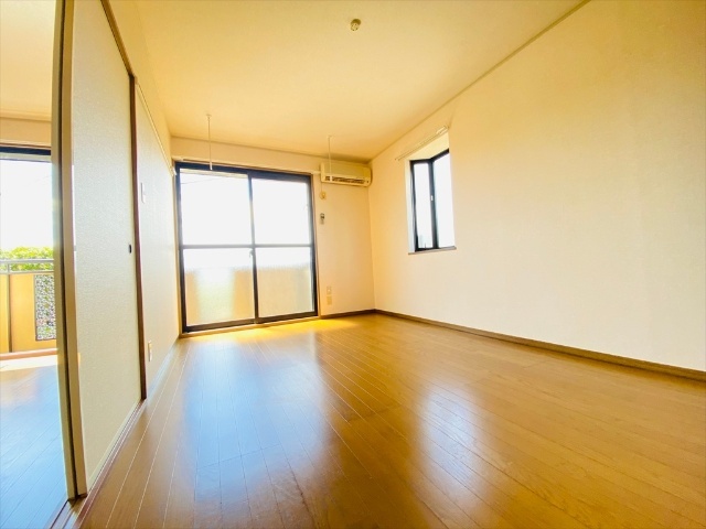 居室・リビング　同一建物内１０５号室内装写真転載