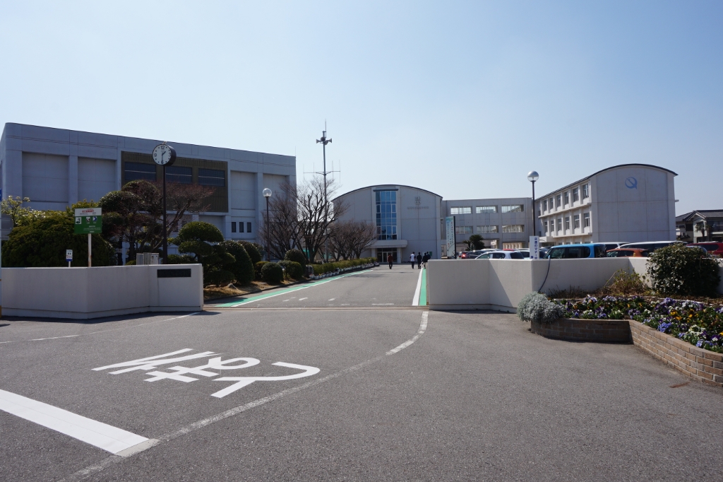 中学校　西尾市立鶴城中学校（中学校）まで932m