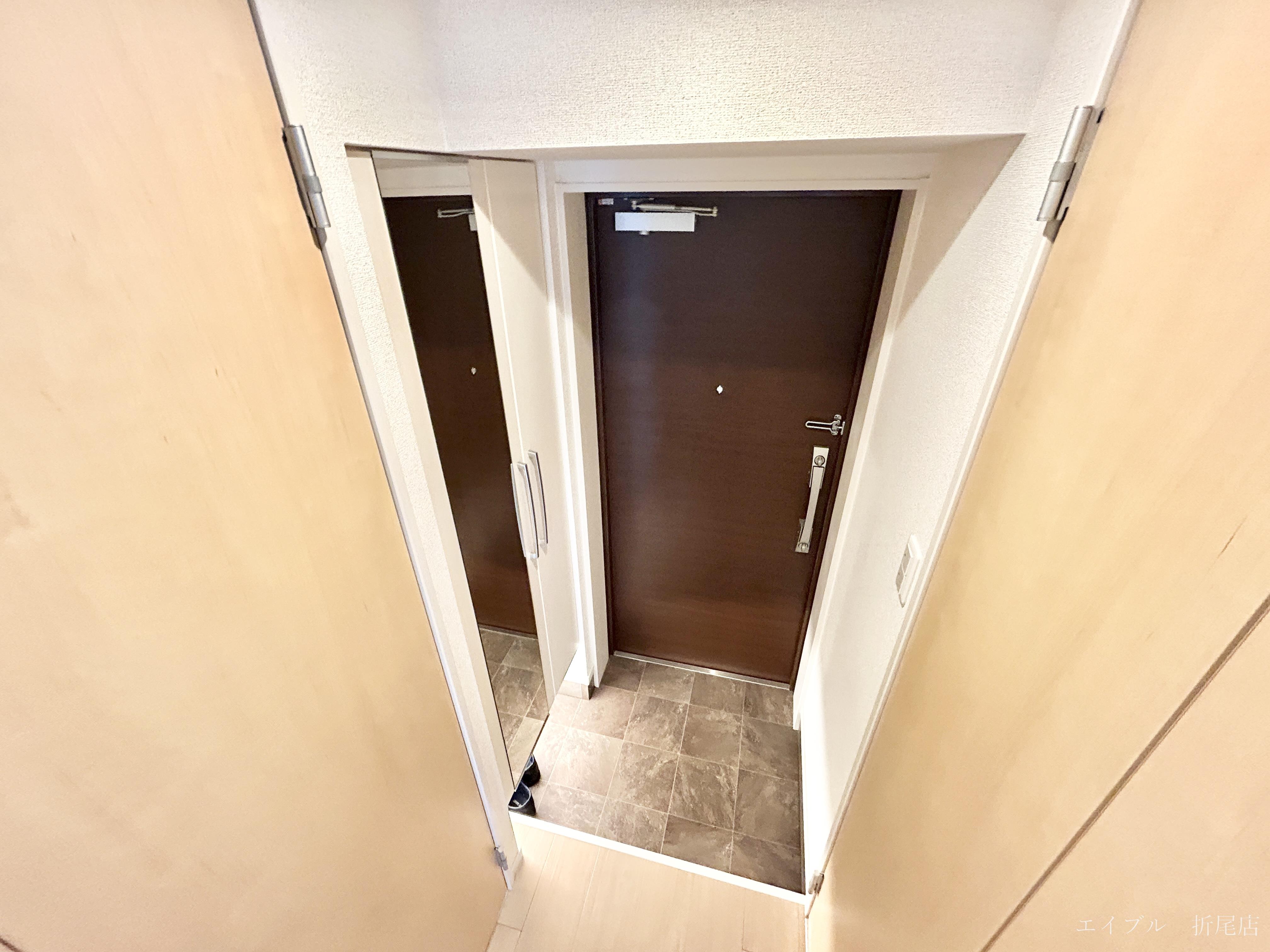 玄関　他号室の内観です。