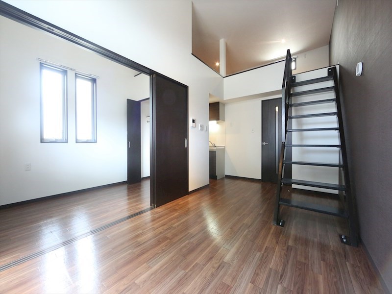 居室・リビング　ＬＤＫ9.7帖　洋室3.6帖　ロフト8.5帖　同型写真