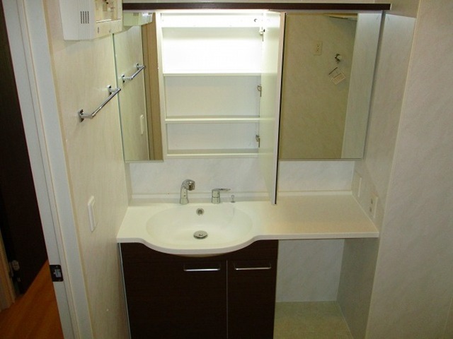 洗面設備　洗髪洗面化粧台　（鏡面裏は収納になっております）