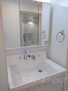 洗面設備　三面鏡付きシャンプードレッサー