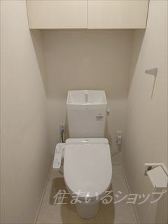 トイレ　シャワートイレ・収納棚あり