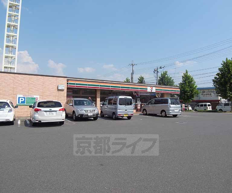 コンビニ　セブンイレブン向日市上植野店（コンビニ）まで300m