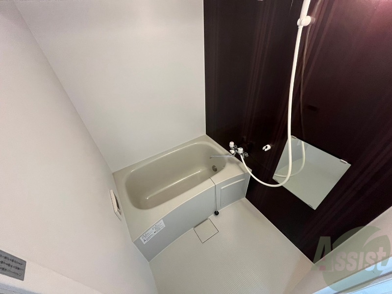 バス・シャワールーム　お風呂です。広々したバスでゆっくりくつろげます。