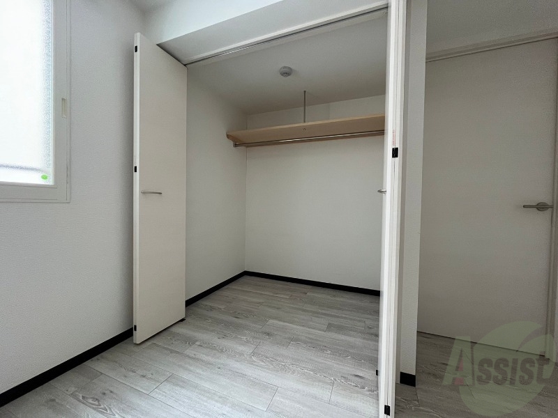 収納　こちらの収納にはハンガーをかけて服もしまえますね。