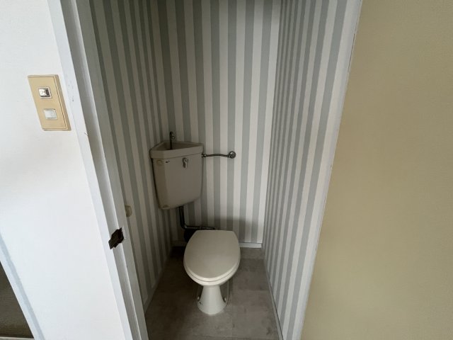 トイレ　イメージとして同建物他部屋を表示しています