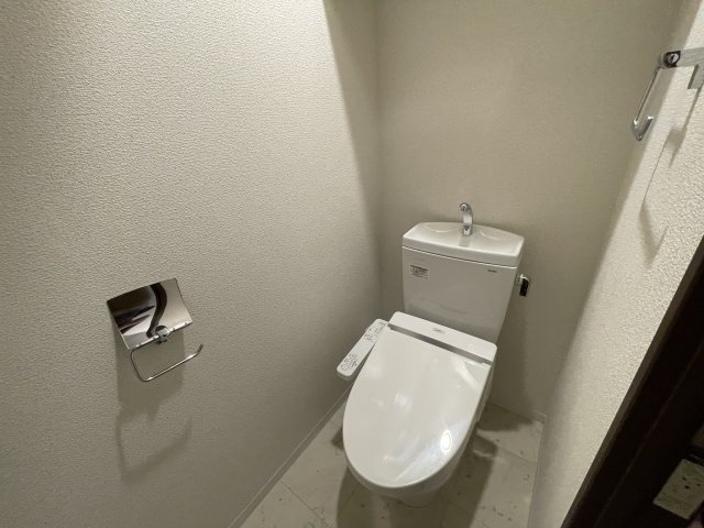 トイレ　イメージとして他号室の室内写真を表示しています