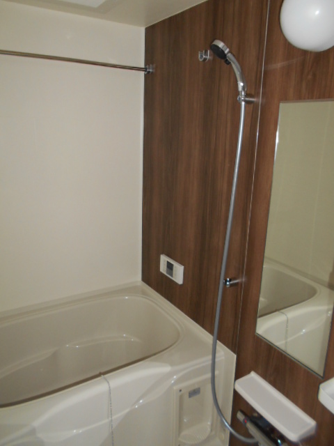 バス・シャワールーム　追焚機能付浴槽・浴室乾燥機完備