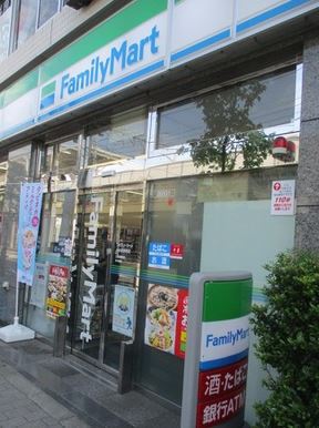 コンビニ　ファミリーマート大井町駅西店（コンビニ）まで137m