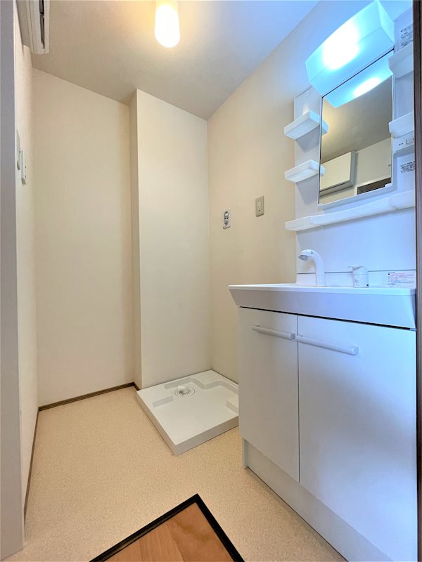 洗面設備　独立洗面化粧台の横には洗濯用防水パン