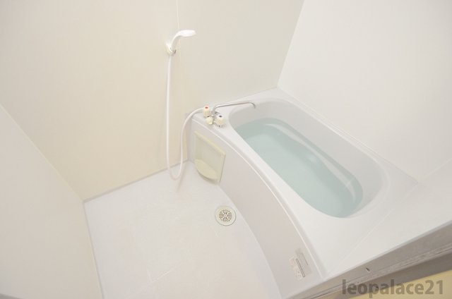 バス・シャワールーム　バス・トイレ別です。仕様が異なる場合があります。