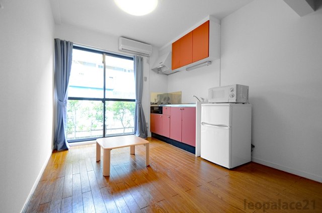 居室・リビング　家具付きのお部屋です。仕様が異なる場合があります。