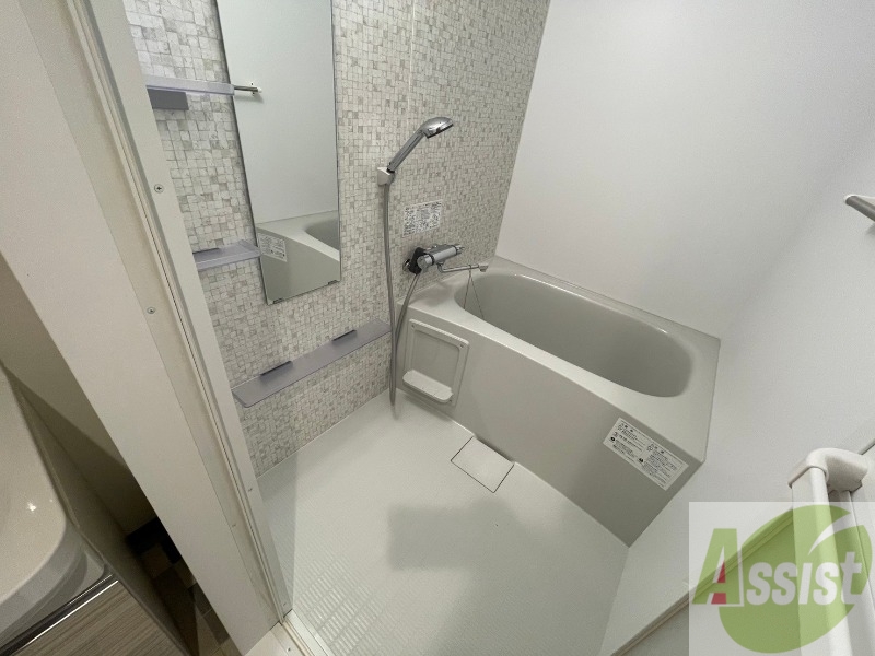 バス・シャワールーム　バスルームは狭すぎず、シャワーも浴びやすそうです。