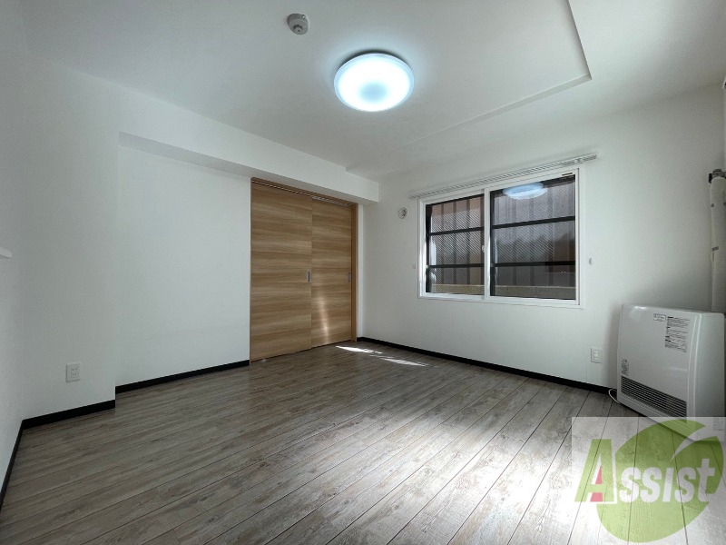 居室・リビング　白さが清潔感を出してくれます。お部屋も明るいですね。