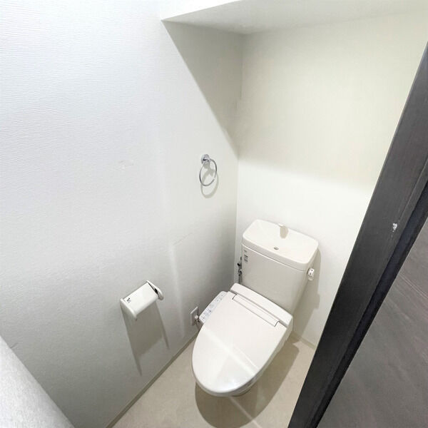 トイレ　※写真は同じマンションの違う部屋のものになります。