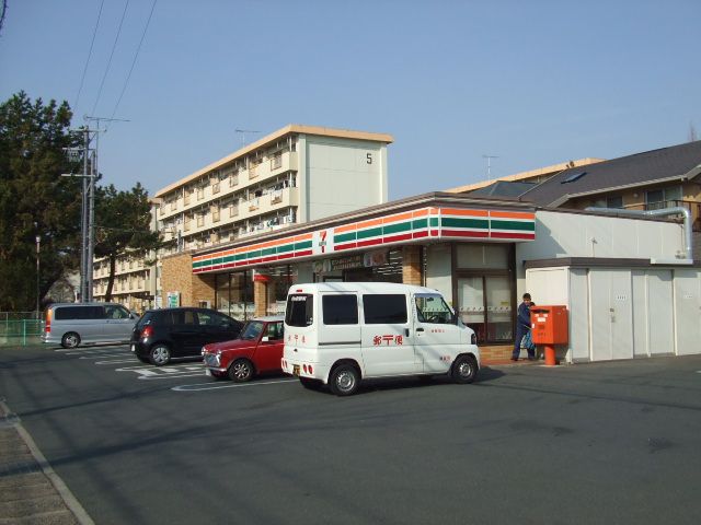 コンビニ　セブンイレブン（コンビニ）まで880m