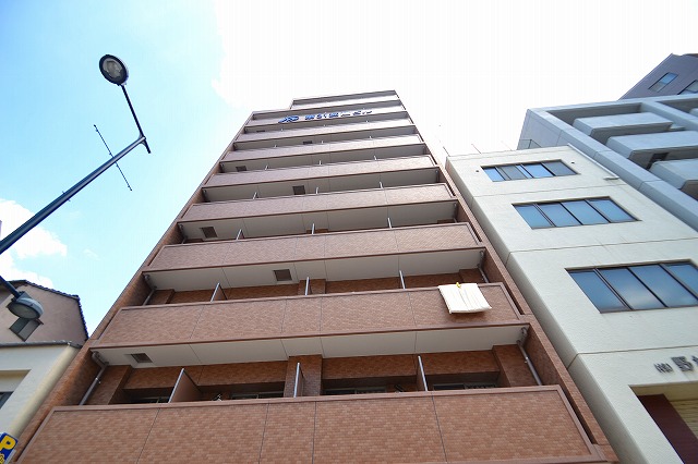 建物外観　茶色を基調としたおしゃれな外観ですよ