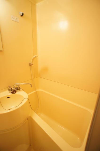 バス・シャワールーム　清潔感のあるバスルーム