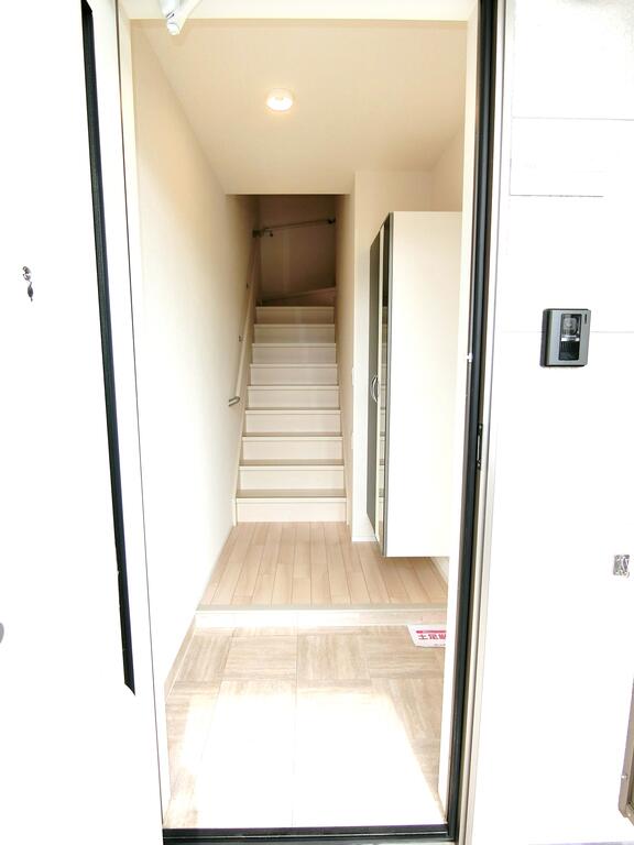 玄関　同型の写真、配色に違いあり