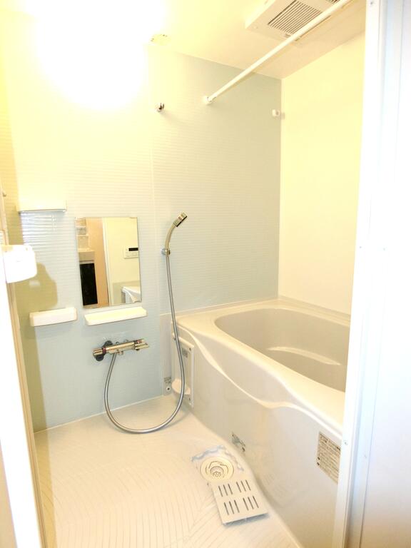 バス・シャワールーム　同型の写真、配色に違いあり