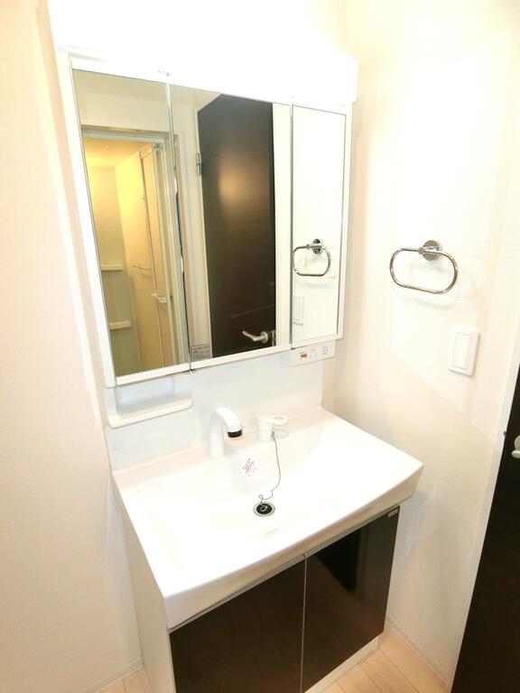 洗面設備　同型の写真、配色に違いあり