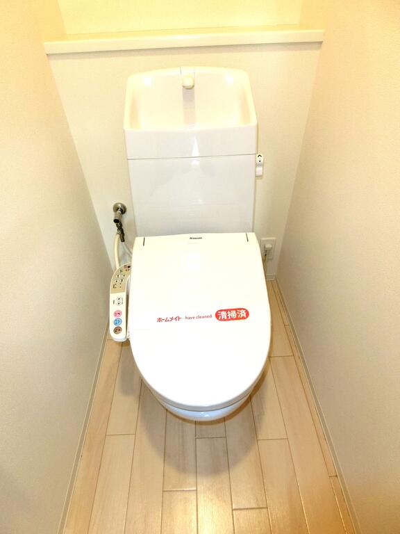 トイレ　同型の写真、配色に違いあり