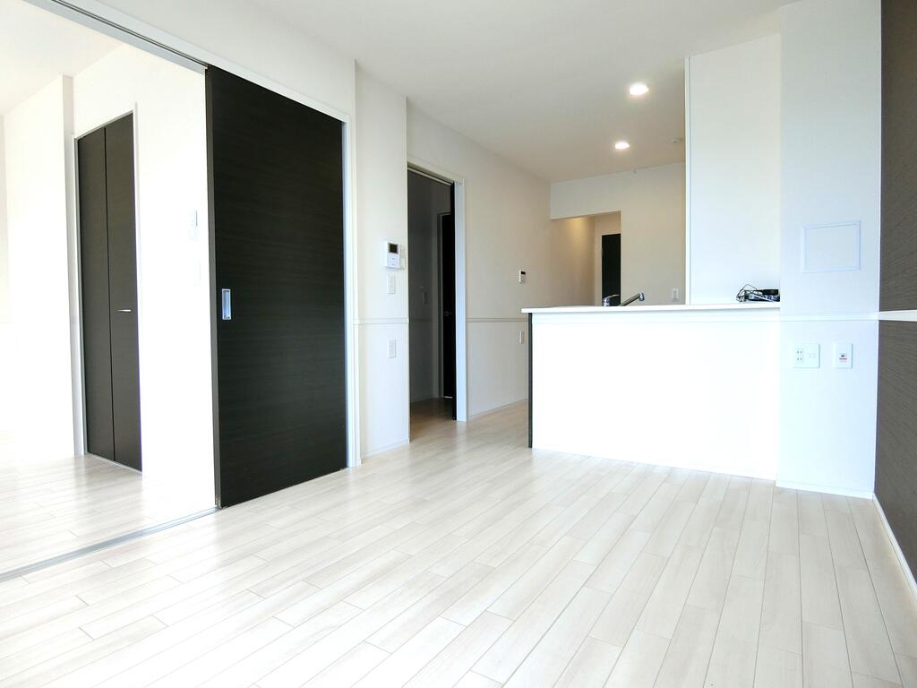 居室・リビング　同型の写真、配色に違いあり